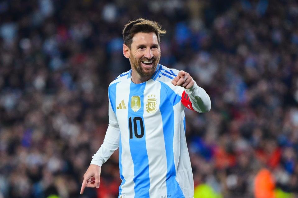 Messi fuels retirement speculation with emotional message ahead of 2026 World Cup final
