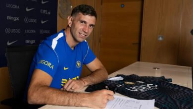 Chelsea complete signing of Emiliano Martinez from Aston Villa