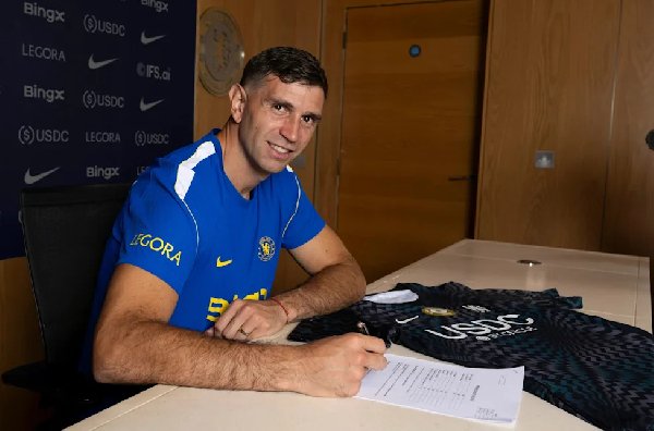 Chelsea complete signing of Emiliano Martinez from Aston Villa